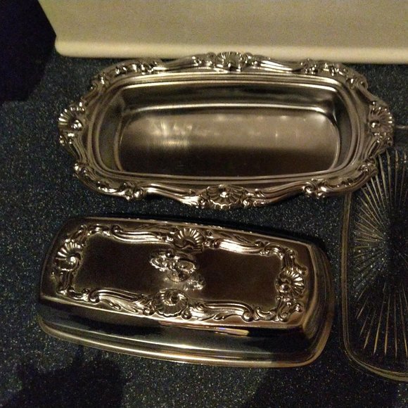 Silverplated butter dish, three pieces glass dish and cloche cover and tray - Picture 2 of 6